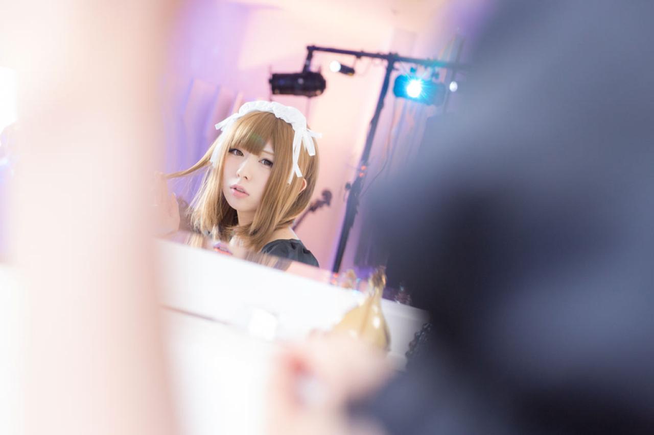 まゆふぁむ看着镜子中的自己