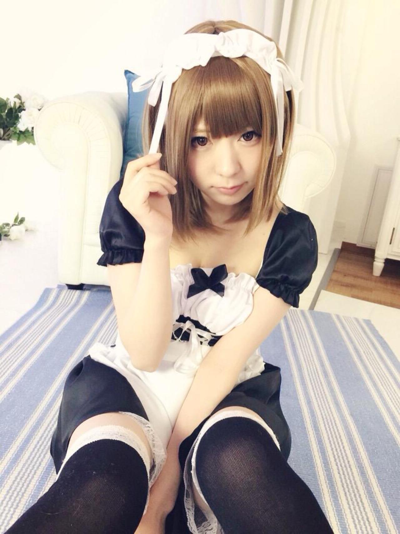 まゆふぁむ坐在地毯上，左臂放在裙摆上，右手捏着发饰