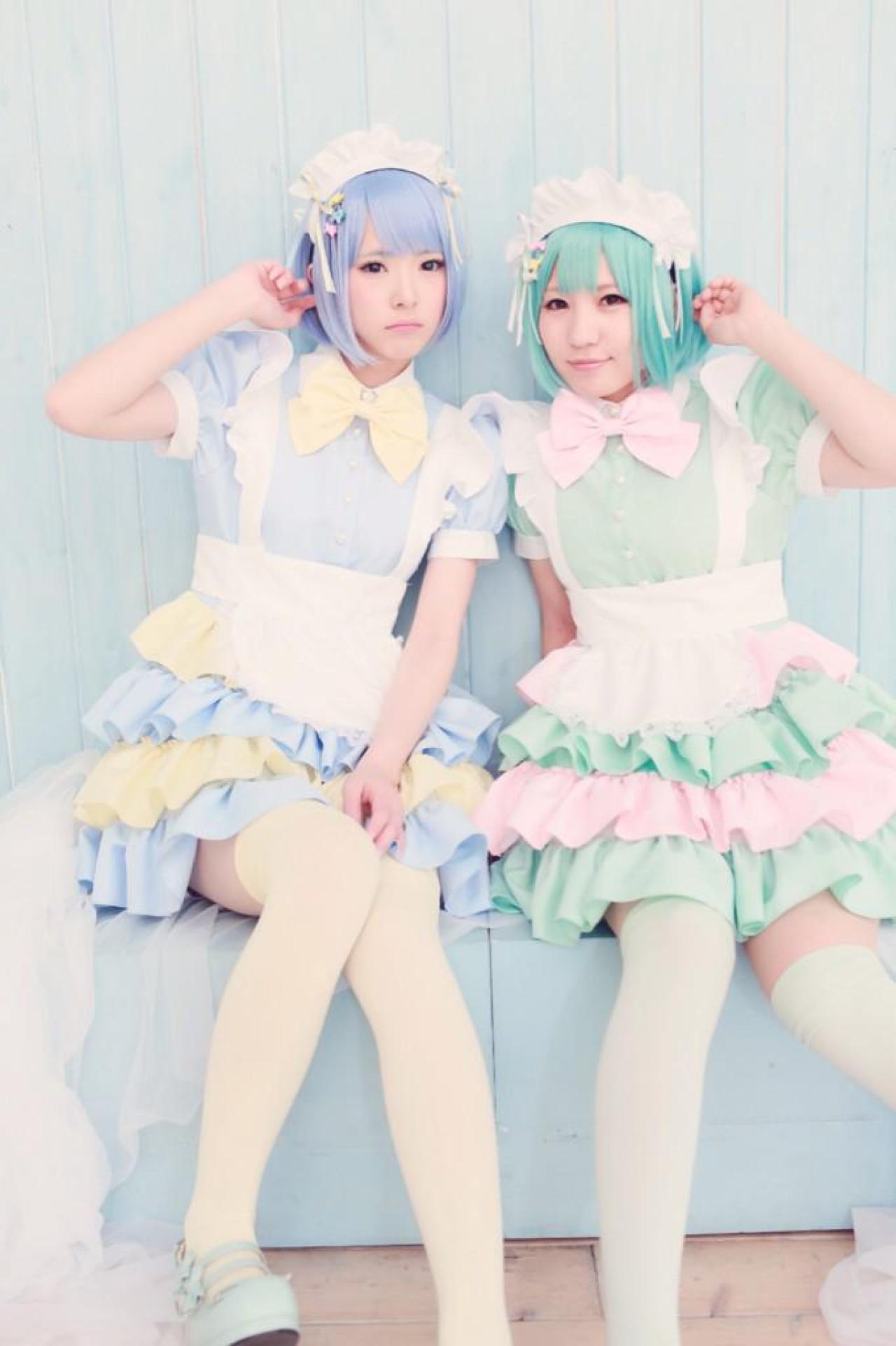 雪瀬ハルちゃん抬起右臂， ききちゃん抬起左臂，靠坐在方台上，肩并肩挨在一起