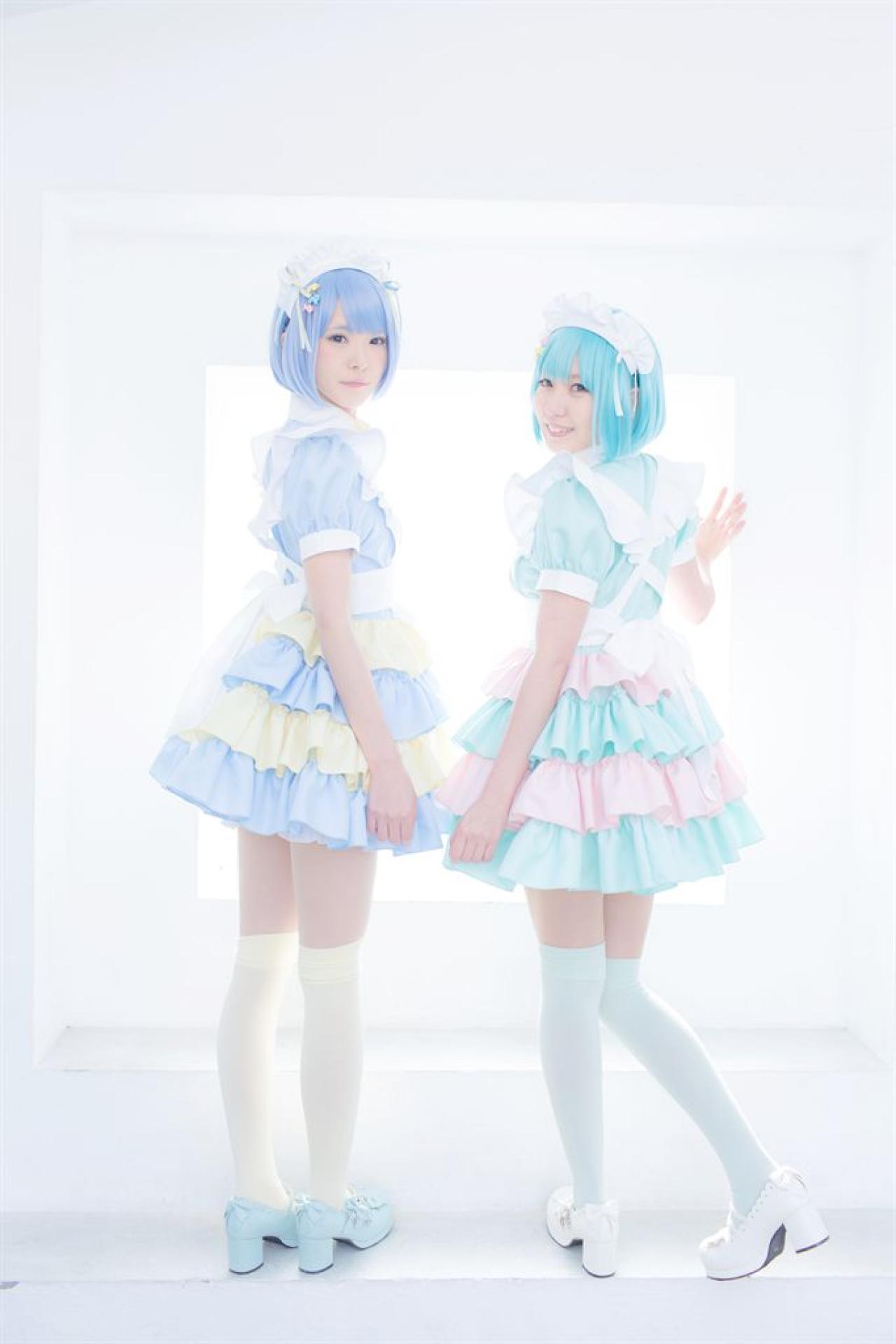 从窗台倾斜的阳光下，雪瀬ハルちゃん和 ききちゃん站立回眸的背影