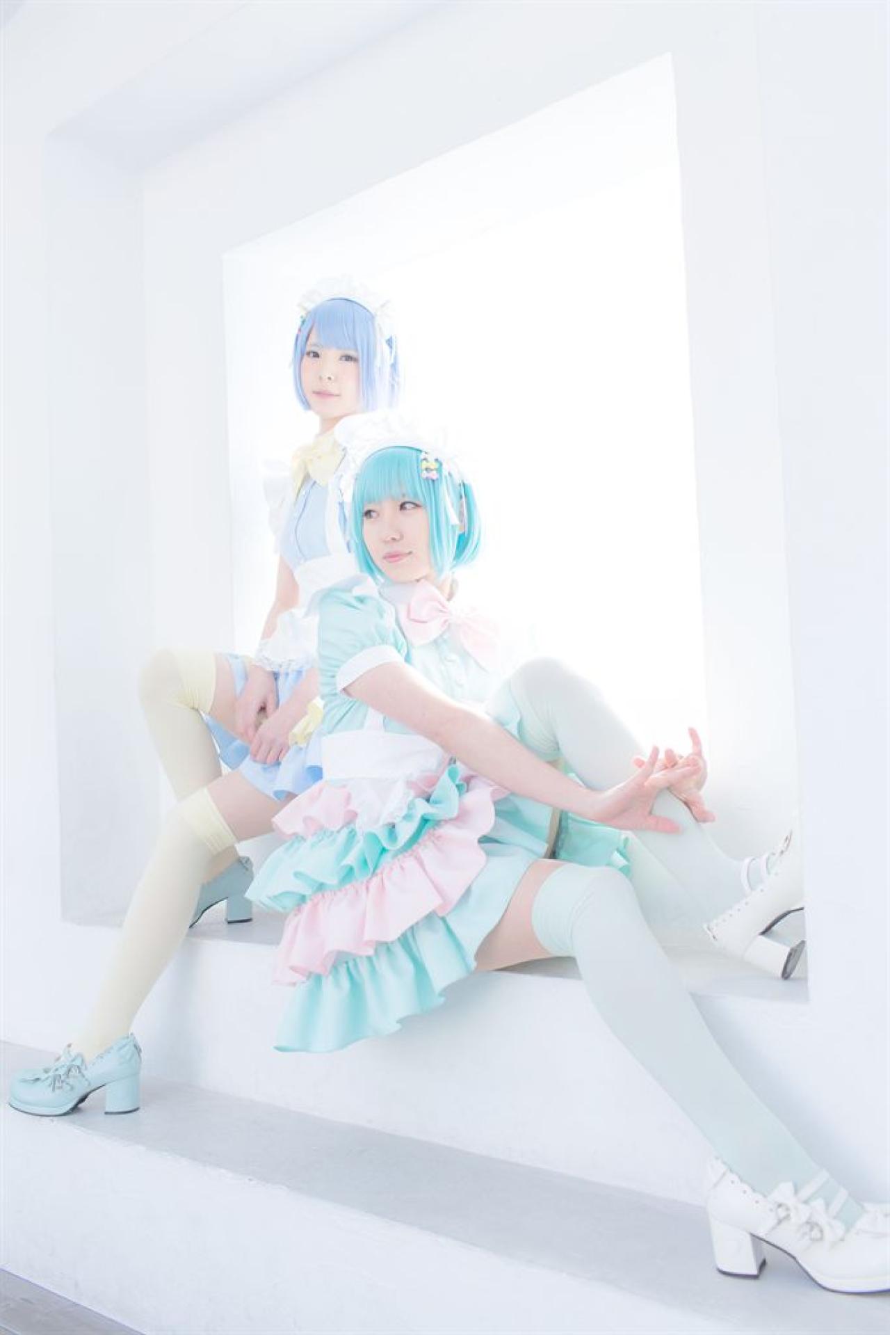 雪瀬ハルちゃん正身坐在窗台，ききちゃん侧身坐在窗台