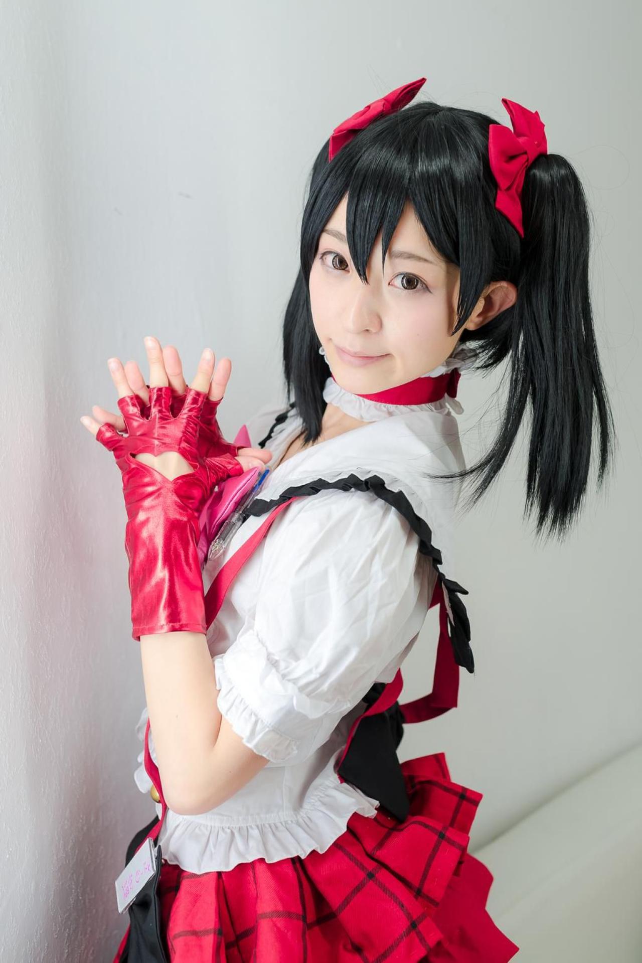 猫守ざーにゃ扮矢泽妮可双手五指相贴的侧面