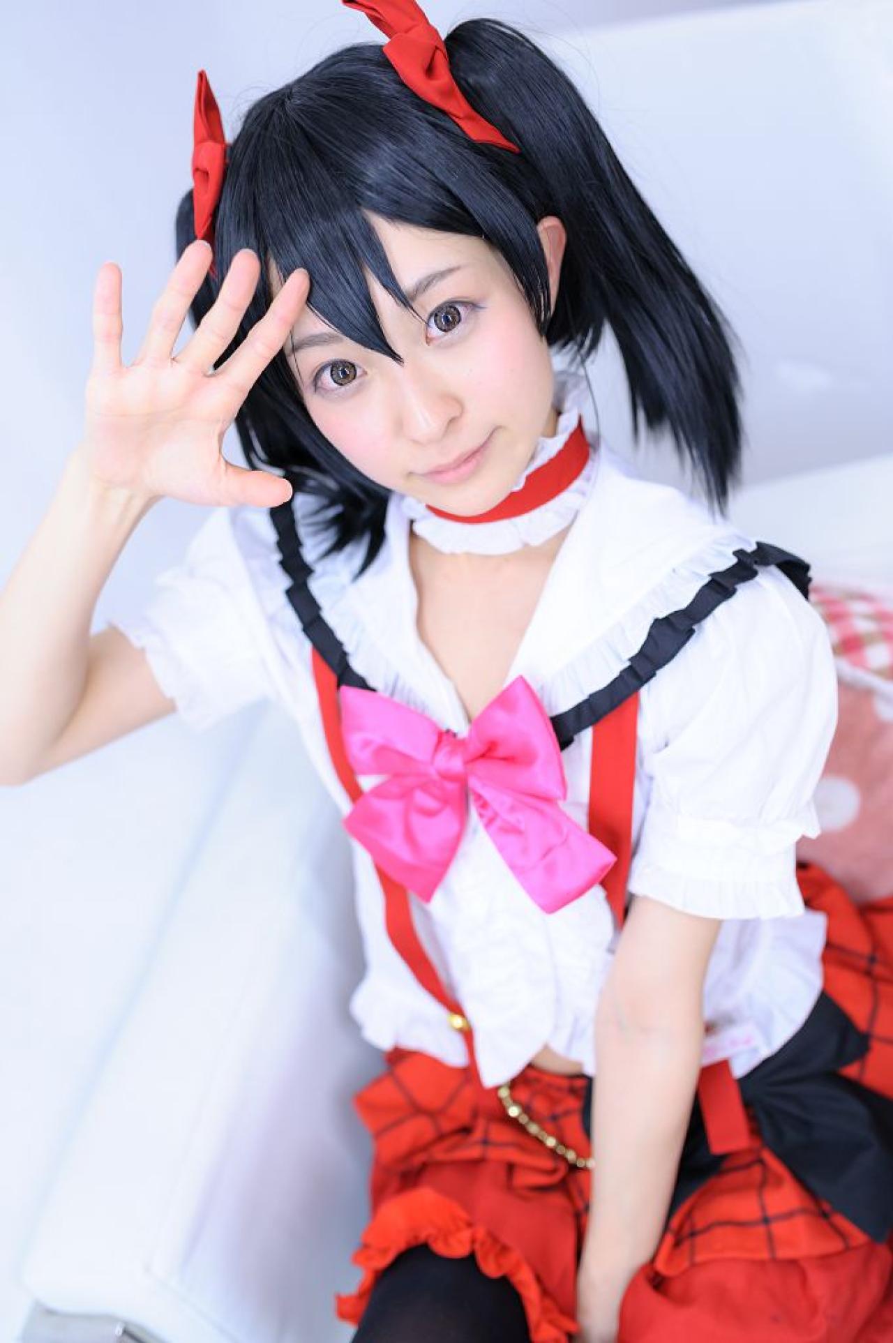 猫守ざーにゃ扮矢泽妮可右手五指展开，放在右侧