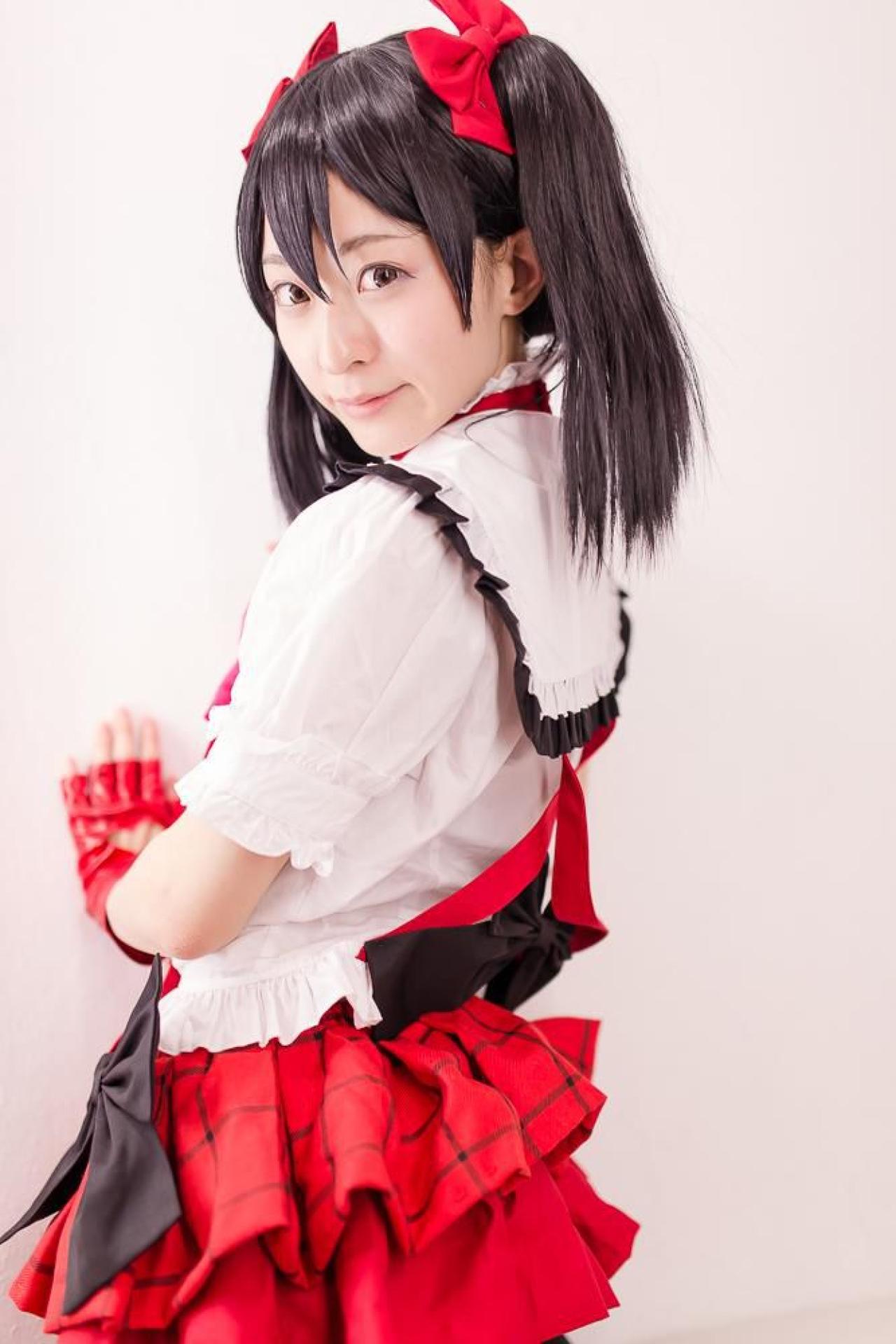 猫守ざーにゃ扮矢泽妮可双手扶着墙壁，回眸的侧面