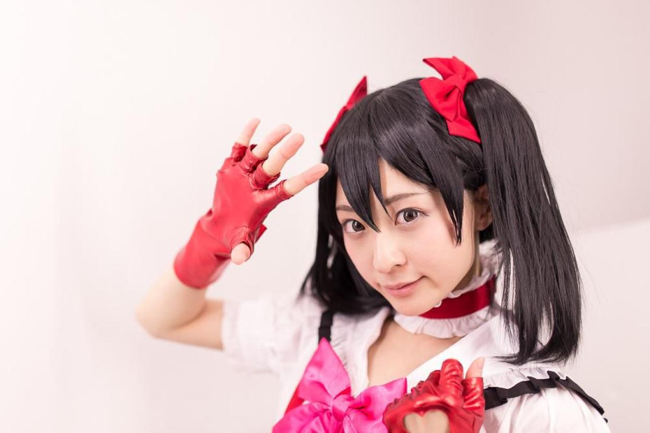 猫守ざーにゃ扮矢泽妮可张开右手五指，放在右侧