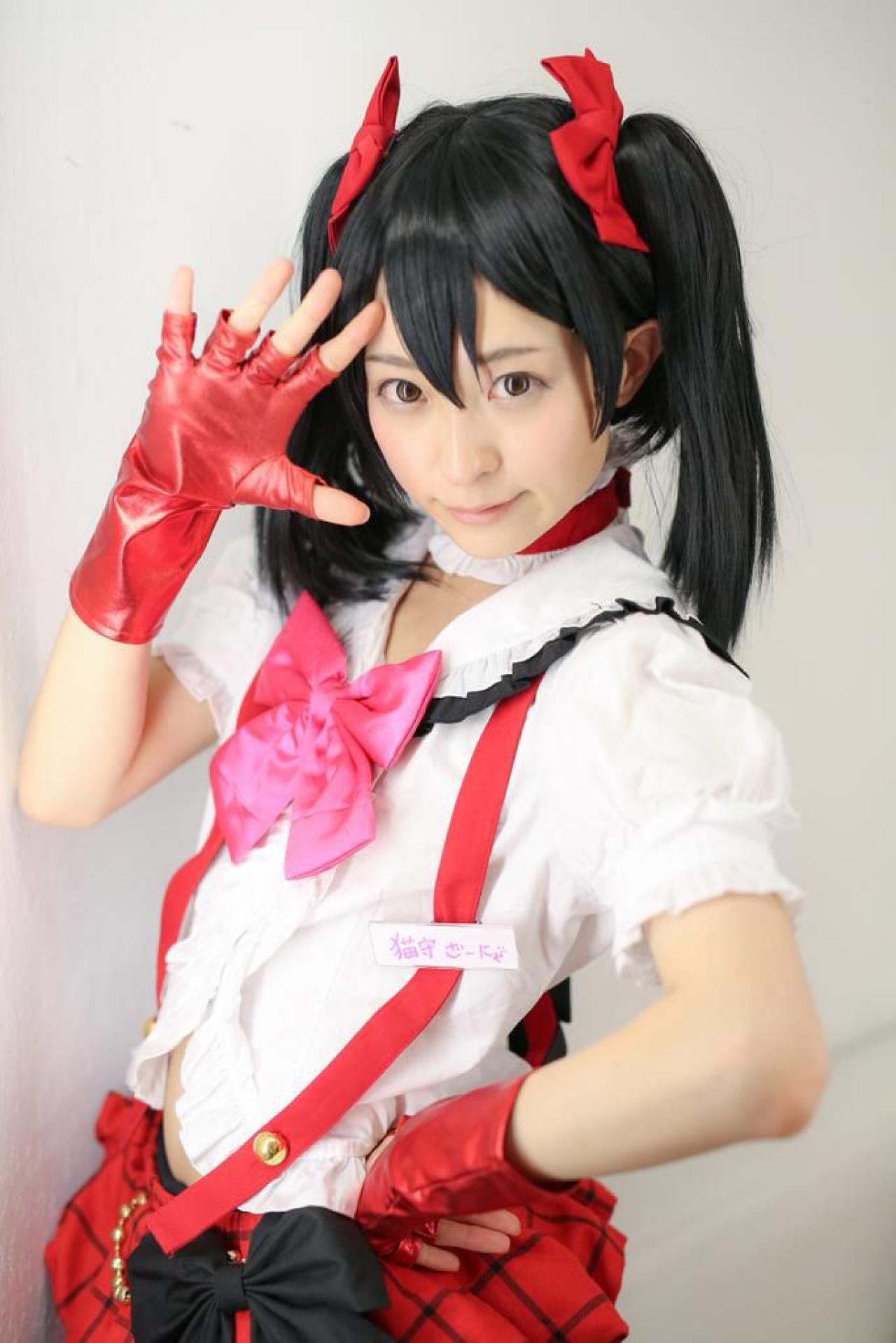 猫守ざーにゃ扮矢泽妮可左手叉腰，右手五指张开，贴在眉心处