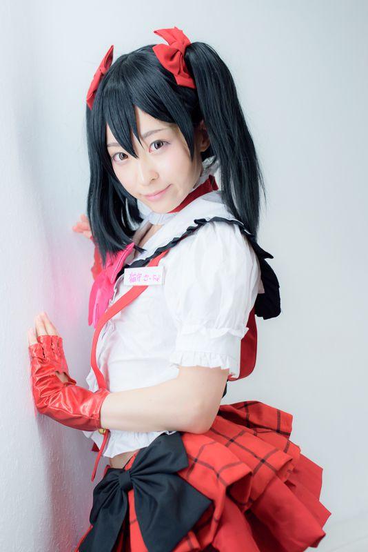 猫守ざーにゃ扮矢泽妮可双手撑在墙壁的侧面