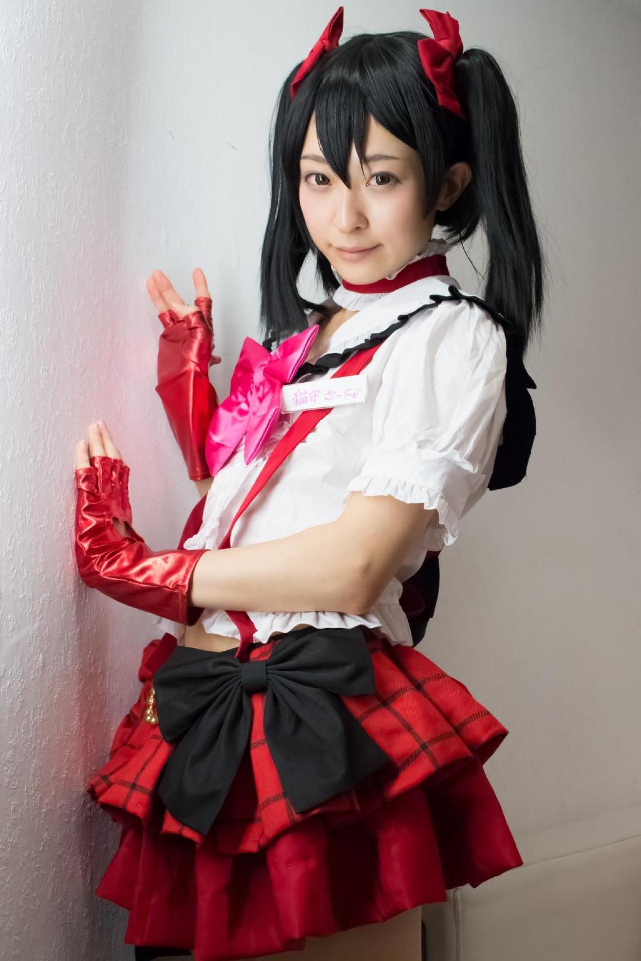 猫守ざーにゃ扮矢泽妮可左手扶着墙壁，抬起右手