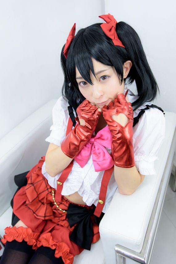 猫守ざーにゃ扮矢泽妮可双手半握拳，撑着下巴