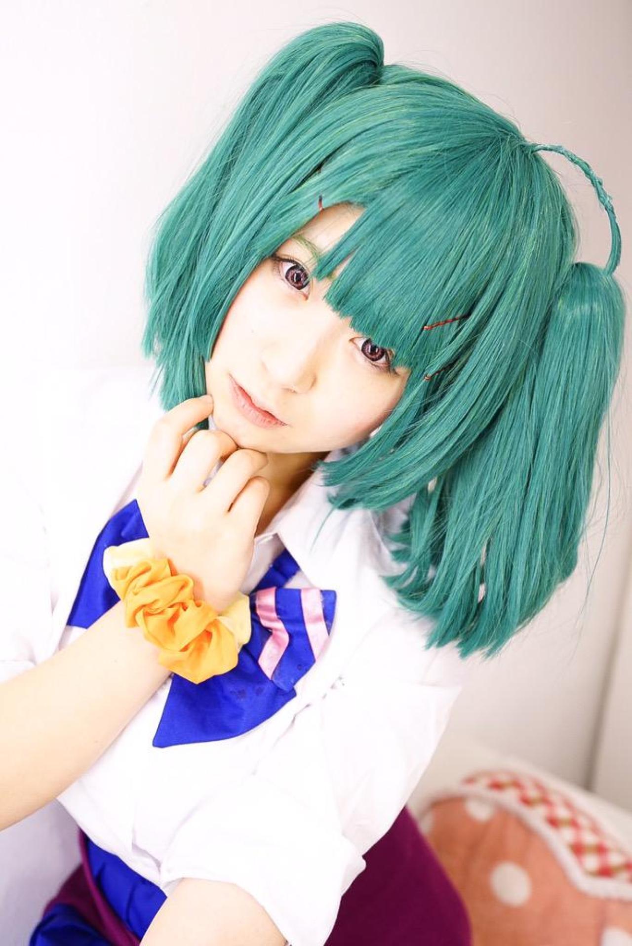 モニ子扮兰花·李前倾身子，右手扶着下巴，歪着头