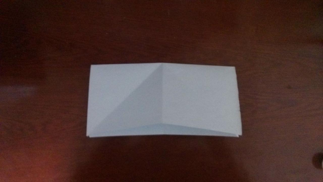 步骤一：沿着中轴线折出折痕