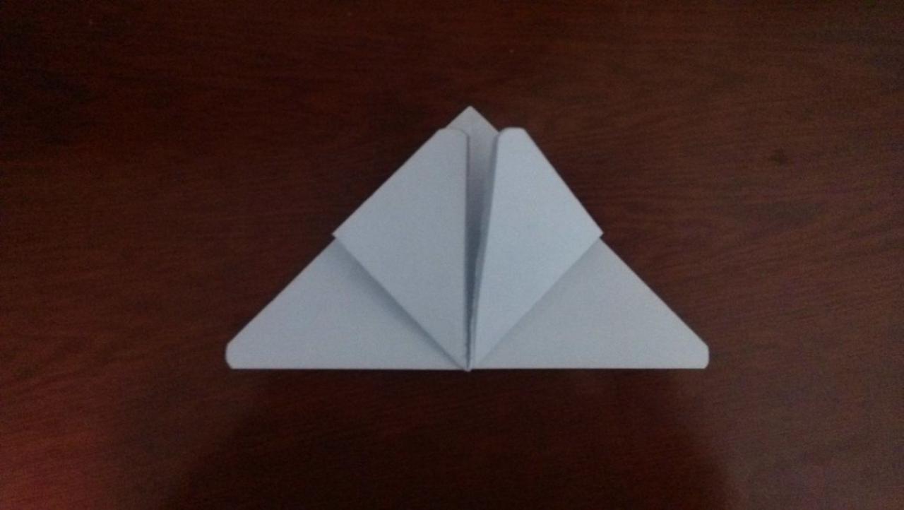 步骤四：将内侧的三角形沿着中轴线向上对折