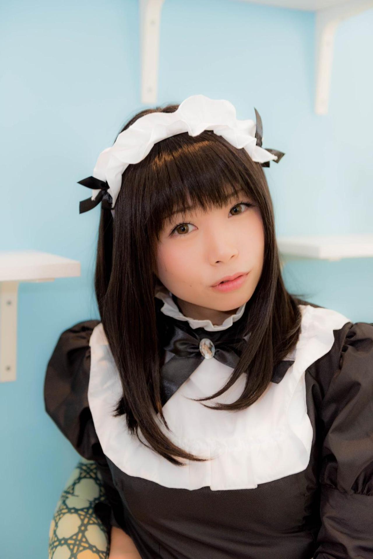 yui*坐在沙发上