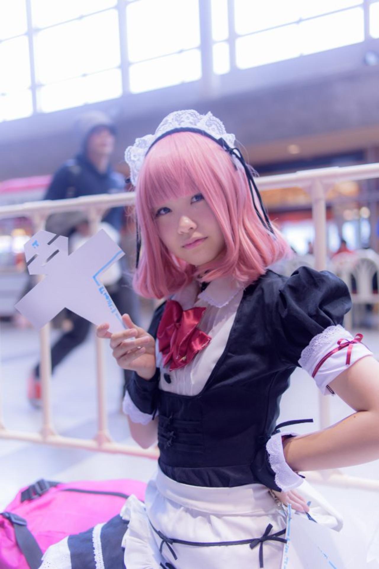 紺乃あすた扮アークス左手叉腰 坐姿 立幅