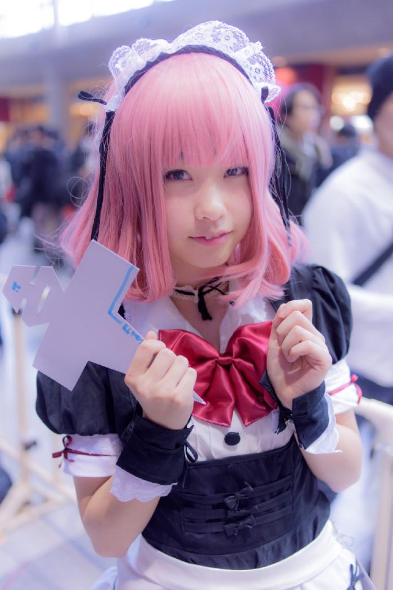 紺乃あすた扮アークス抬起双手