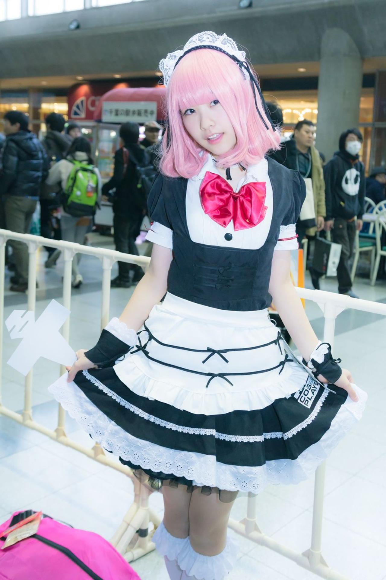 紺乃あすた扮アークス双手拎起裙摆