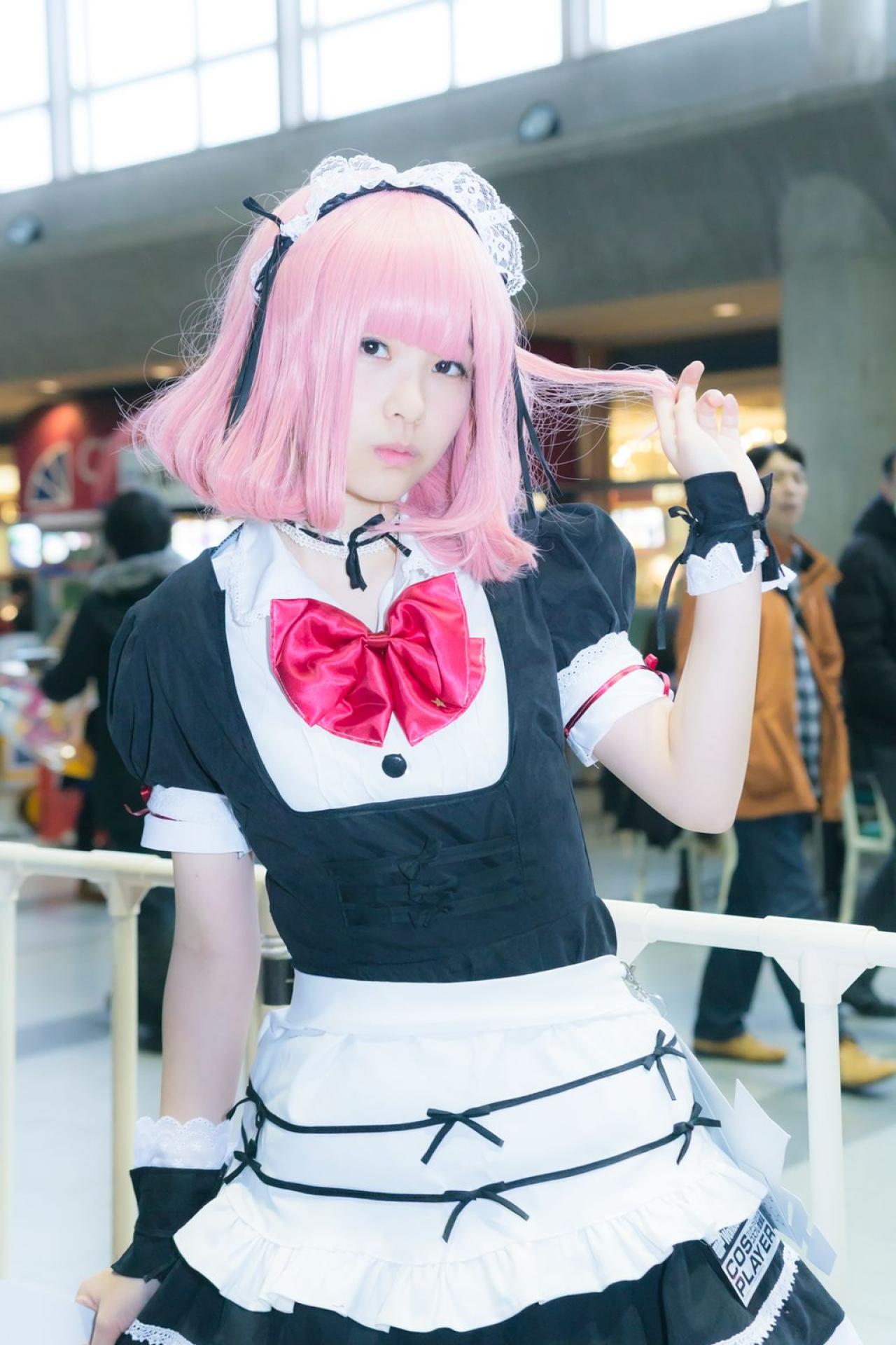 紺乃あすた扮アークス左手捋起发梢，嘟嘴卖萌