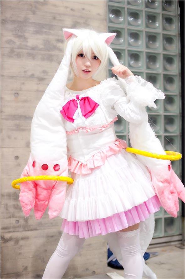 もころす扮拟人化丘比抬起左手，扮小猫卖萌 站姿 立幅