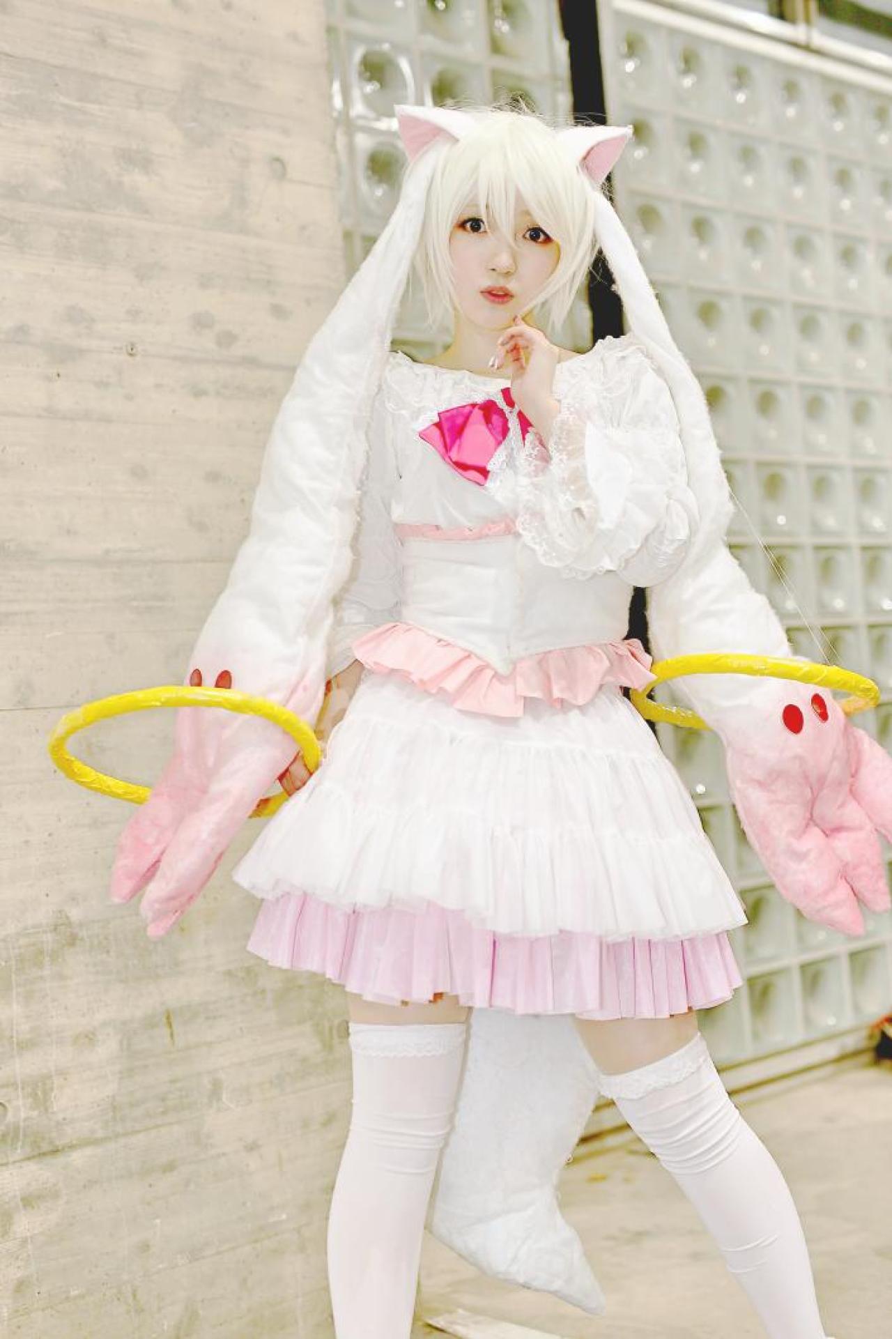 もころす扮拟人化丘比右手轻抵脸颊 站姿 立幅