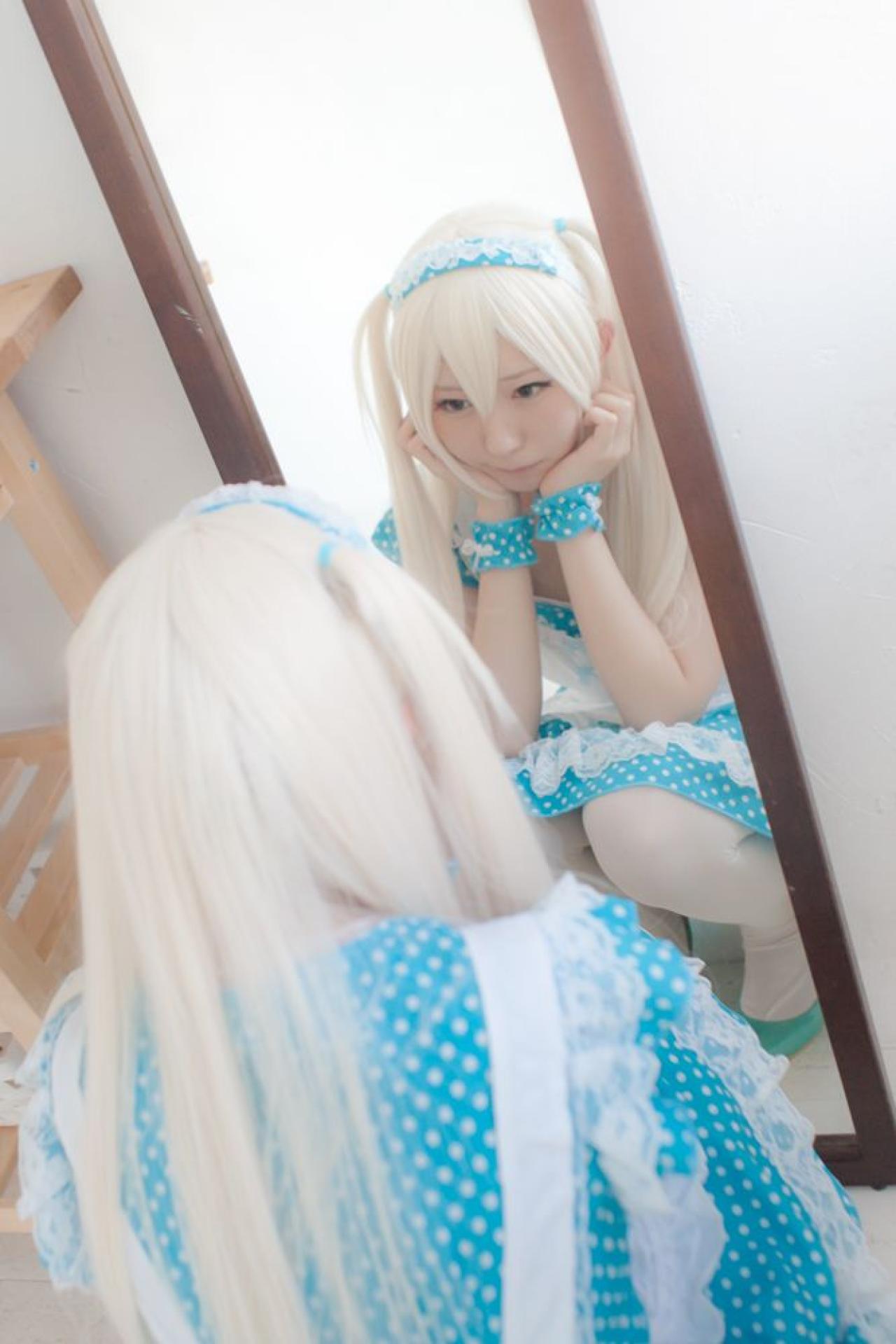 まゆふぁむ双手捧着脸看着镜子中的自己