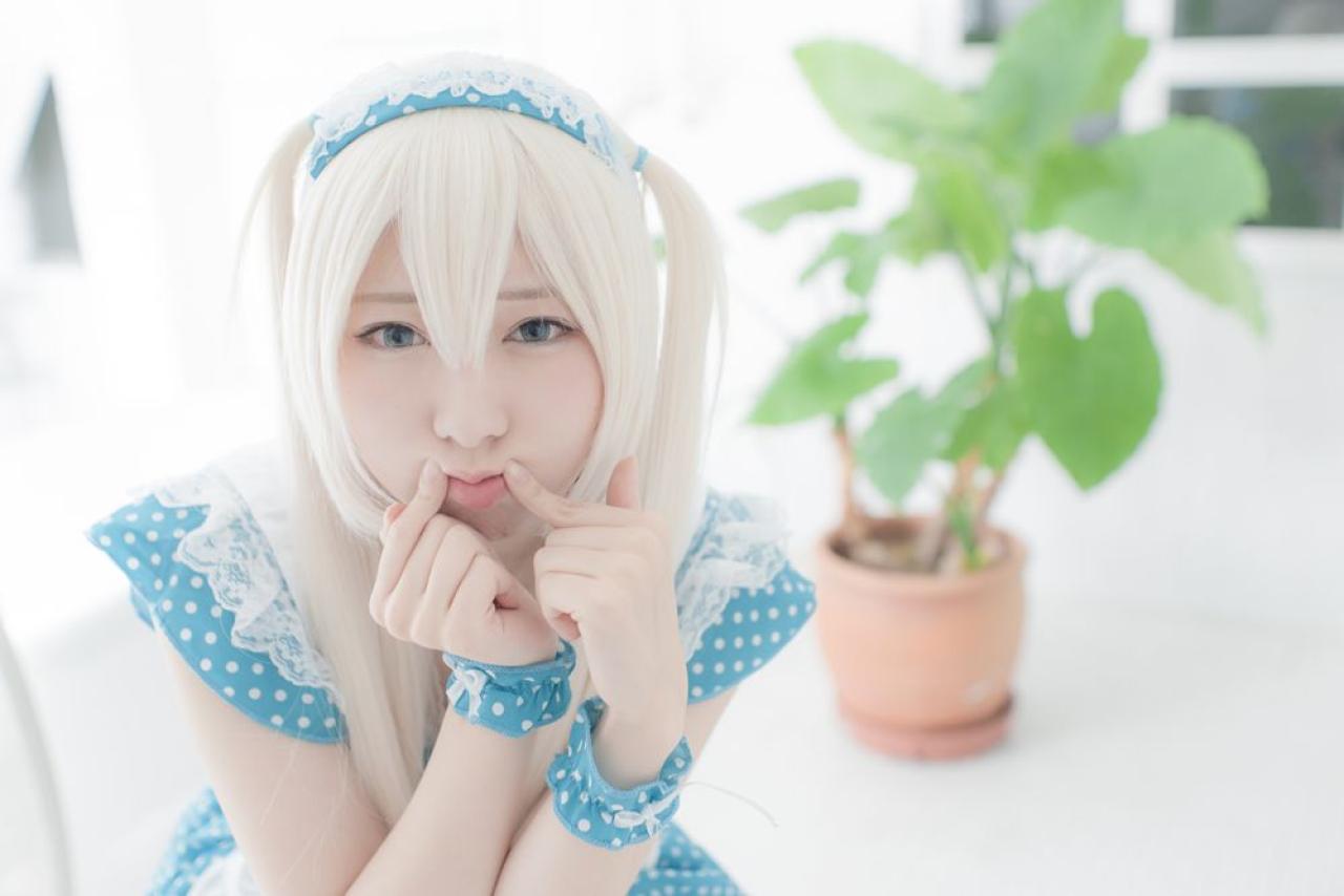 まゆふぁむ双手抵着嘴角，嘟嘴卖萌