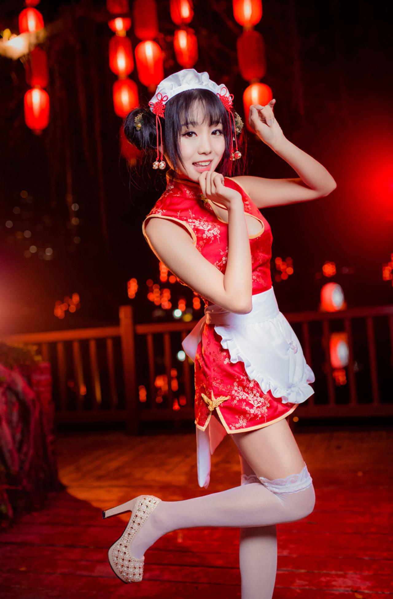 小灵双手扮小猫卖萌