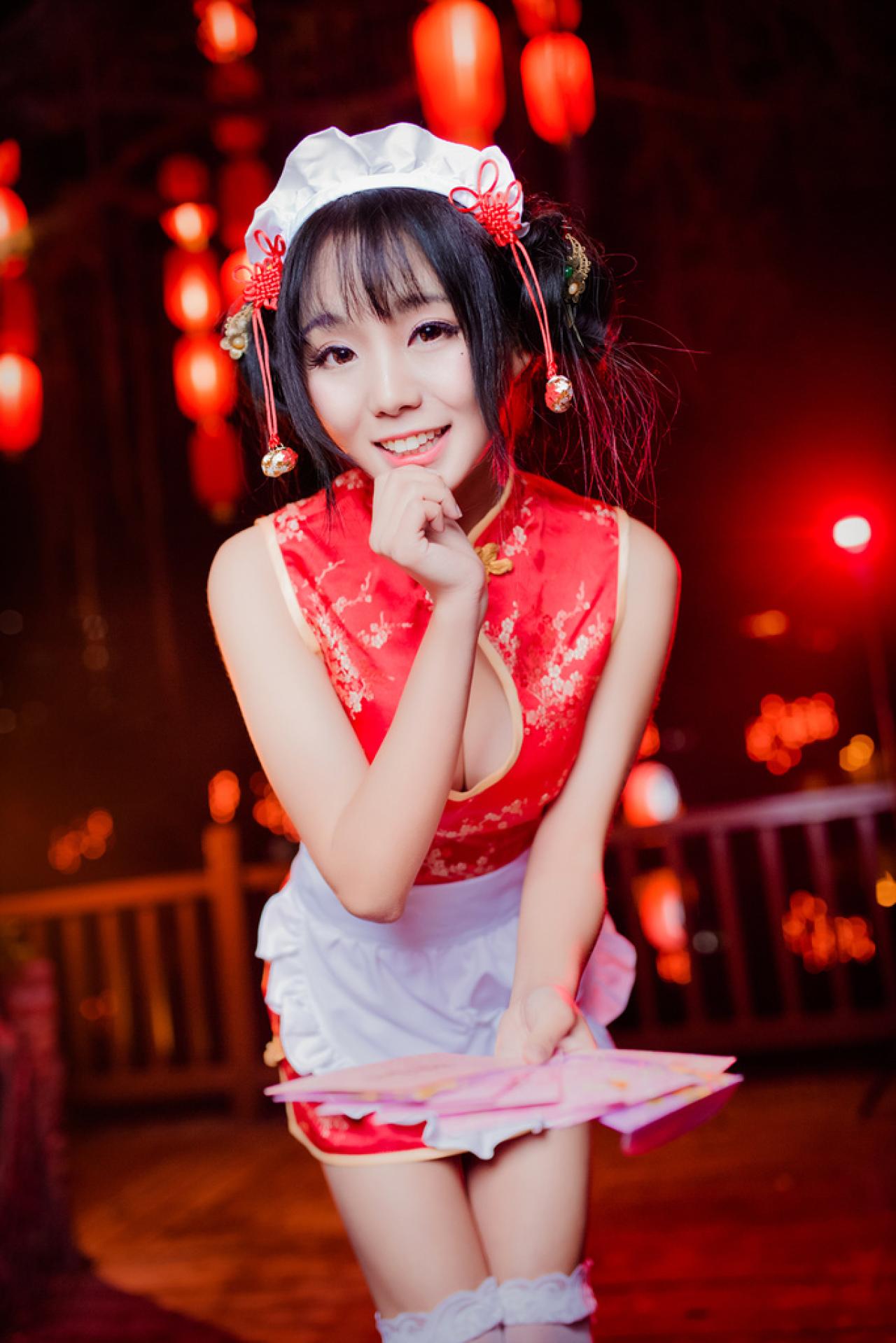 小灵左手拿着红包，右手扶着下巴