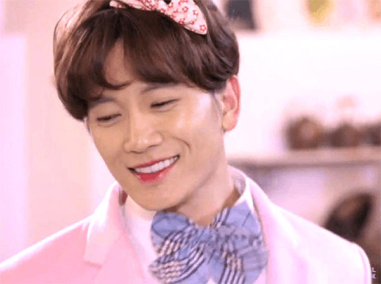 池城微笑地露出一排牙齿的表情