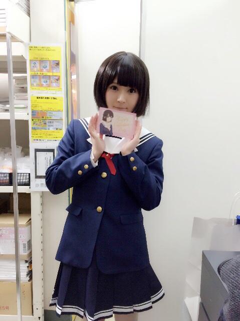 菌ちゃん扮加藤惠双手捧着《不起眼女主角培育法》附送的情人节卡牌