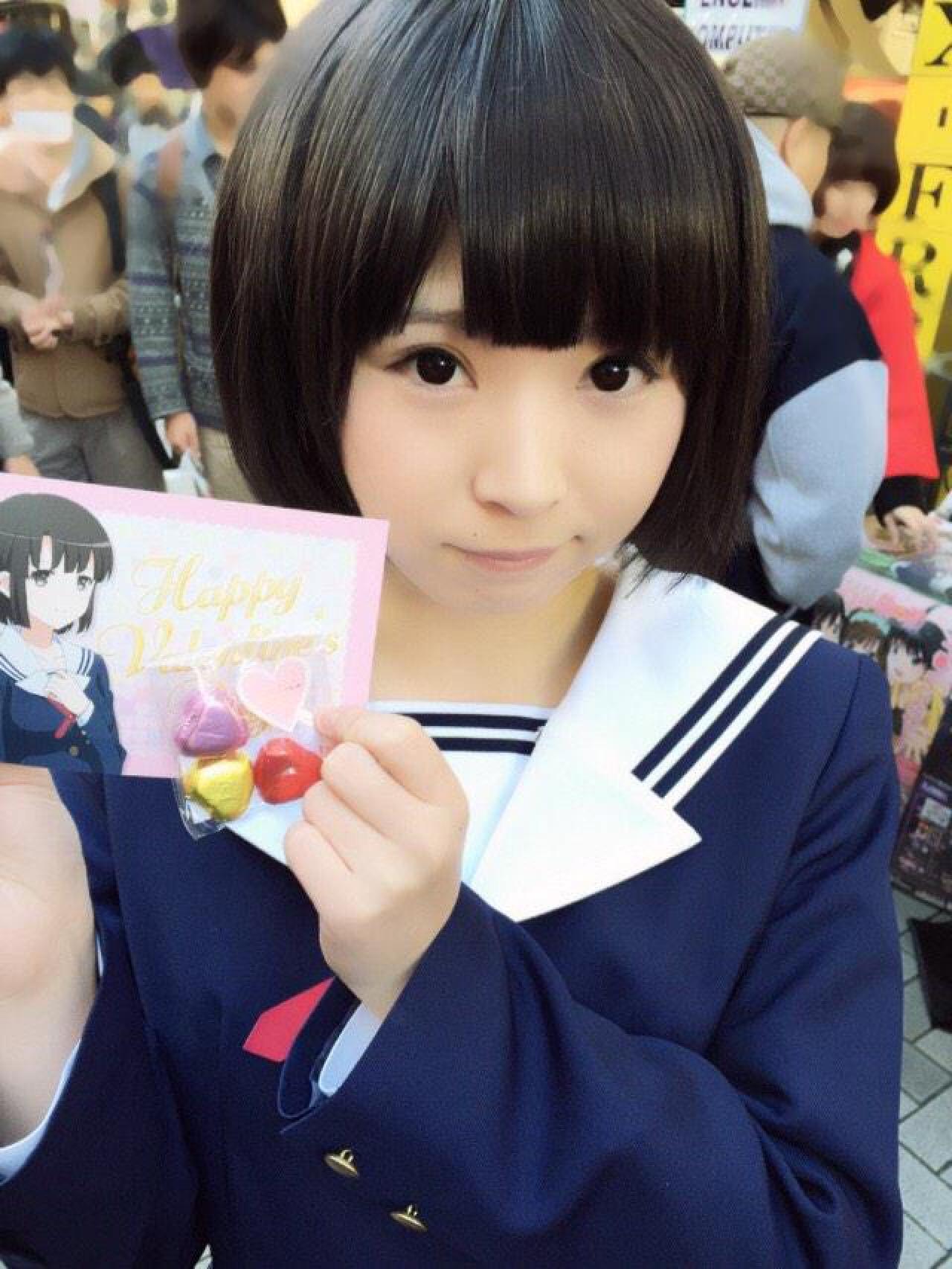 菌ちゃん扮加藤惠上手拿着情人节卡牌和桃心巧克力