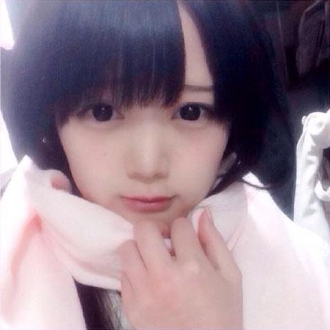 まきろん戴着围巾微笑自拍