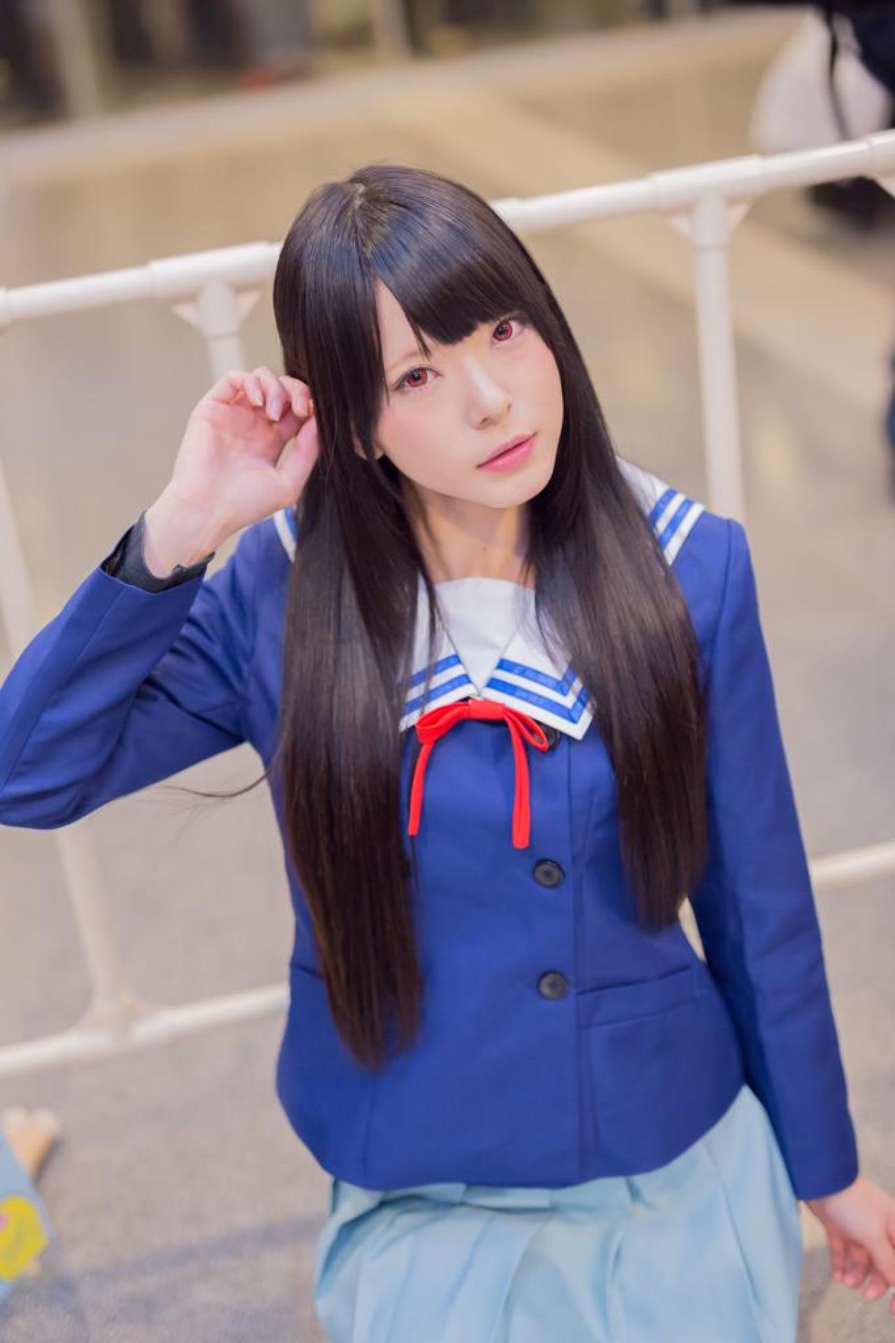 雪瀬ハル扮名濑美月右手扶在头发一侧，歪着头的坐姿