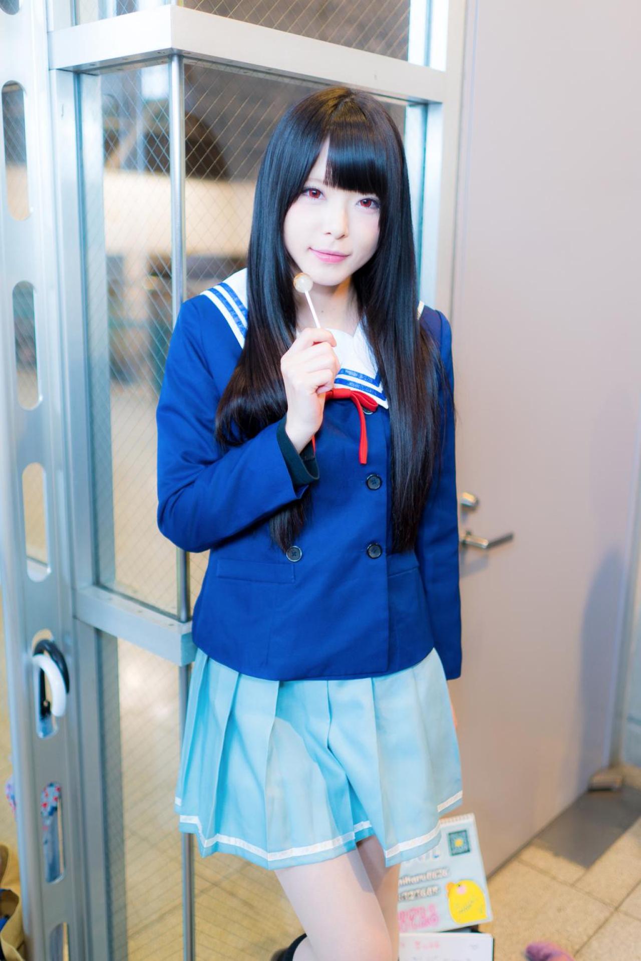 雪瀬ハル扮名濑美月拿着棒棒糖的站姿