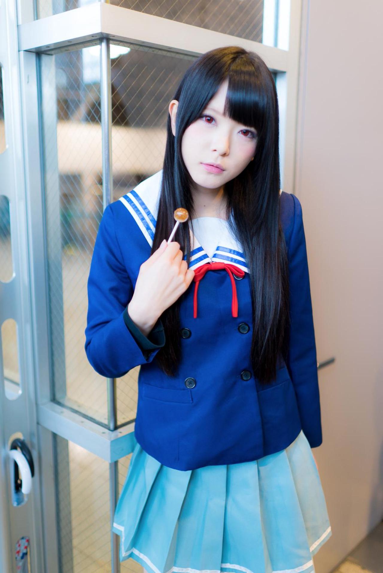 雪瀬ハル扮名濑美月拿着棒棒糖，歪着头的站姿