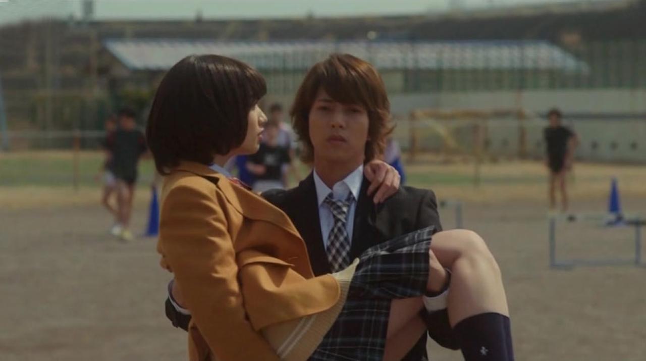 山下智久扮樱井遥公主抱小松菜奈扮枢木润希