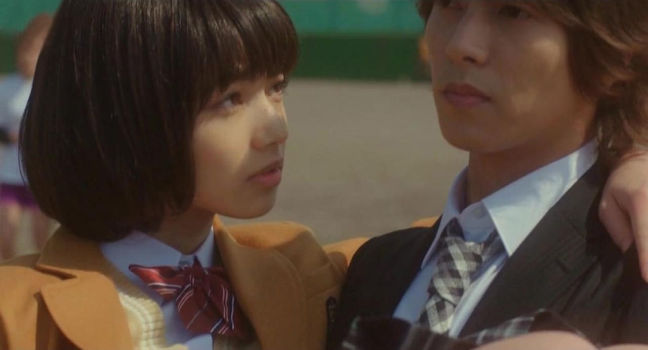 小松菜奈扮枢木润希搂着山下智久扮樱井遥肩膀，惊讶地表情