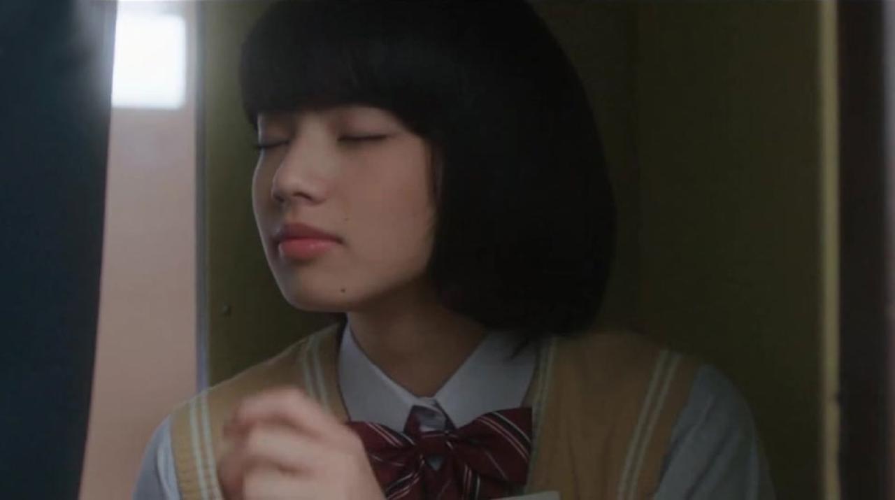 藏在课桌下的小松菜奈扮枢木润希幻想和山下智久扮樱井遥接吻的情景剧照