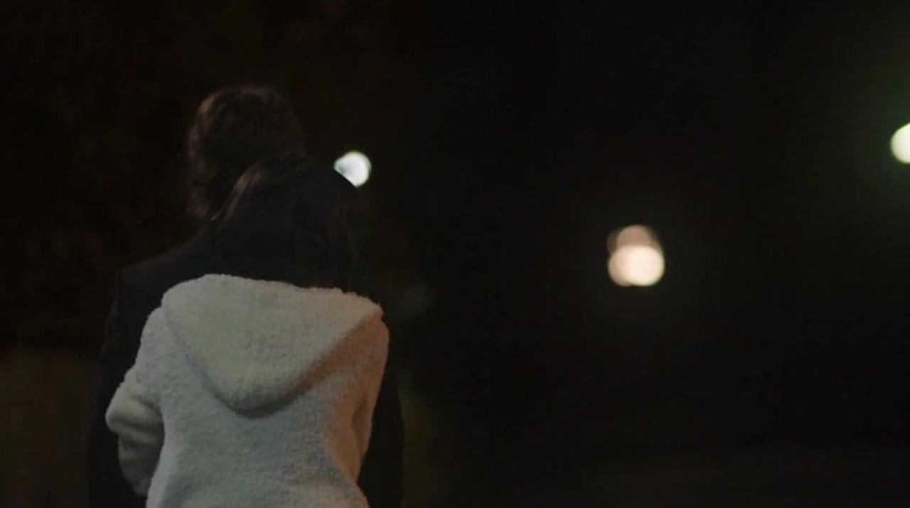 小松菜奈扮枢木润希从后面抱住山下智久扮樱井遥剧照