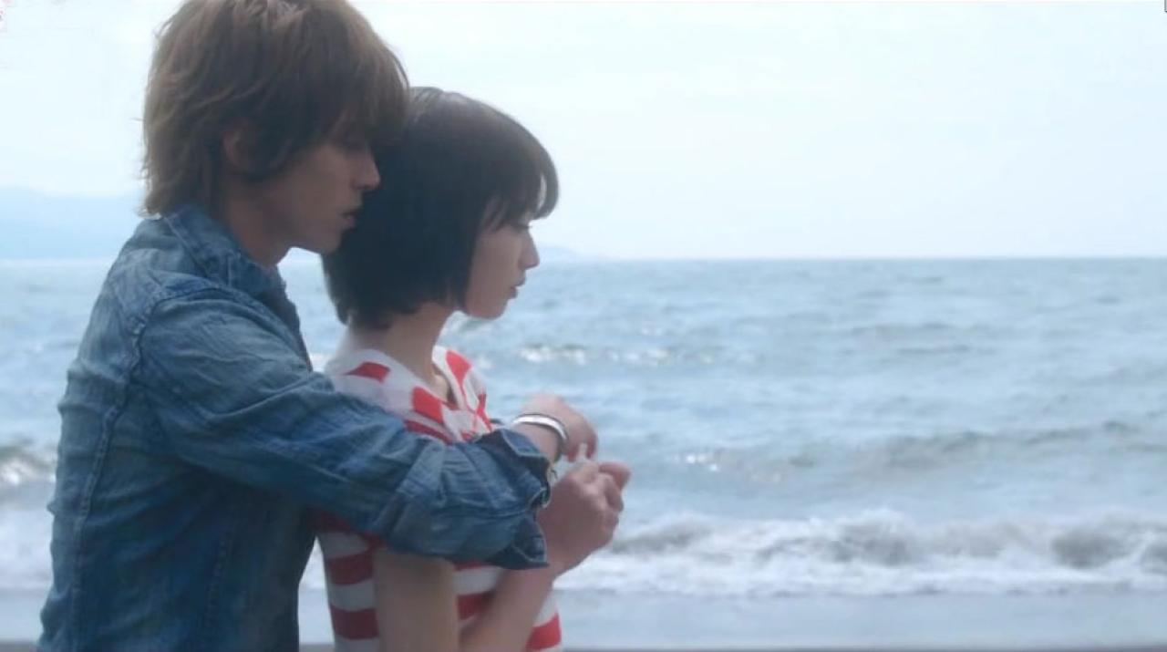 山下智久扮樱井遥从后背抱住小松菜奈扮枢木润希剧照