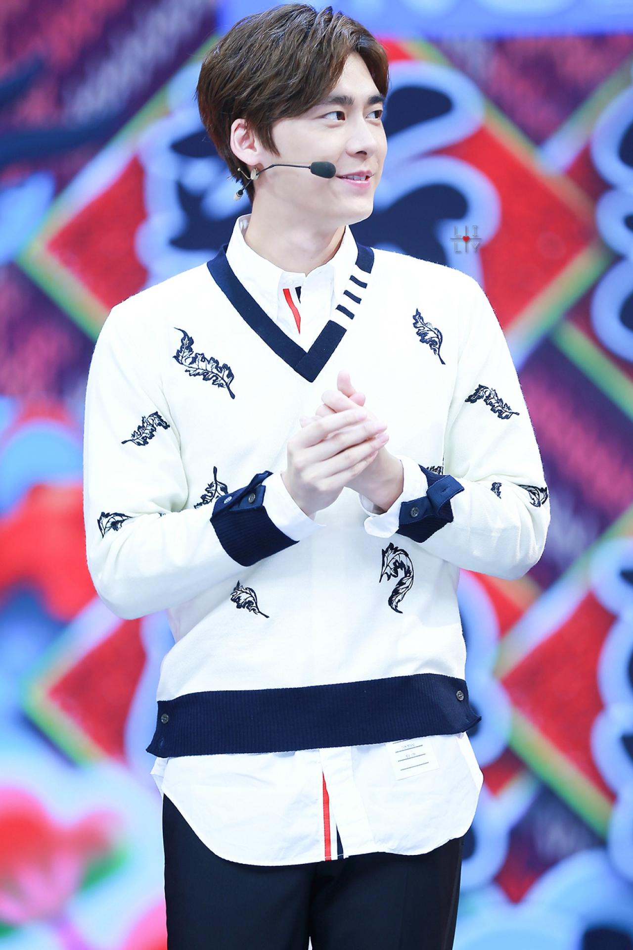 李易峰双手握在一起，侧目表情