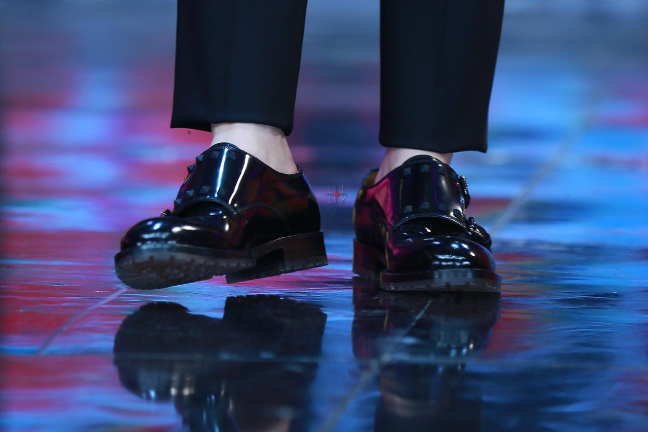 李易峰穿着的皮鞋特写