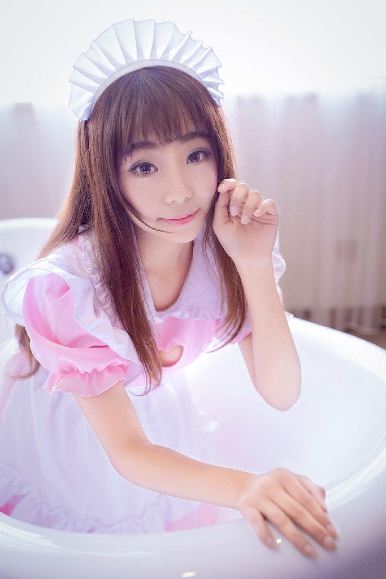 小灵在浴缸里，抬起左手作猫爪扮小猫卖萌