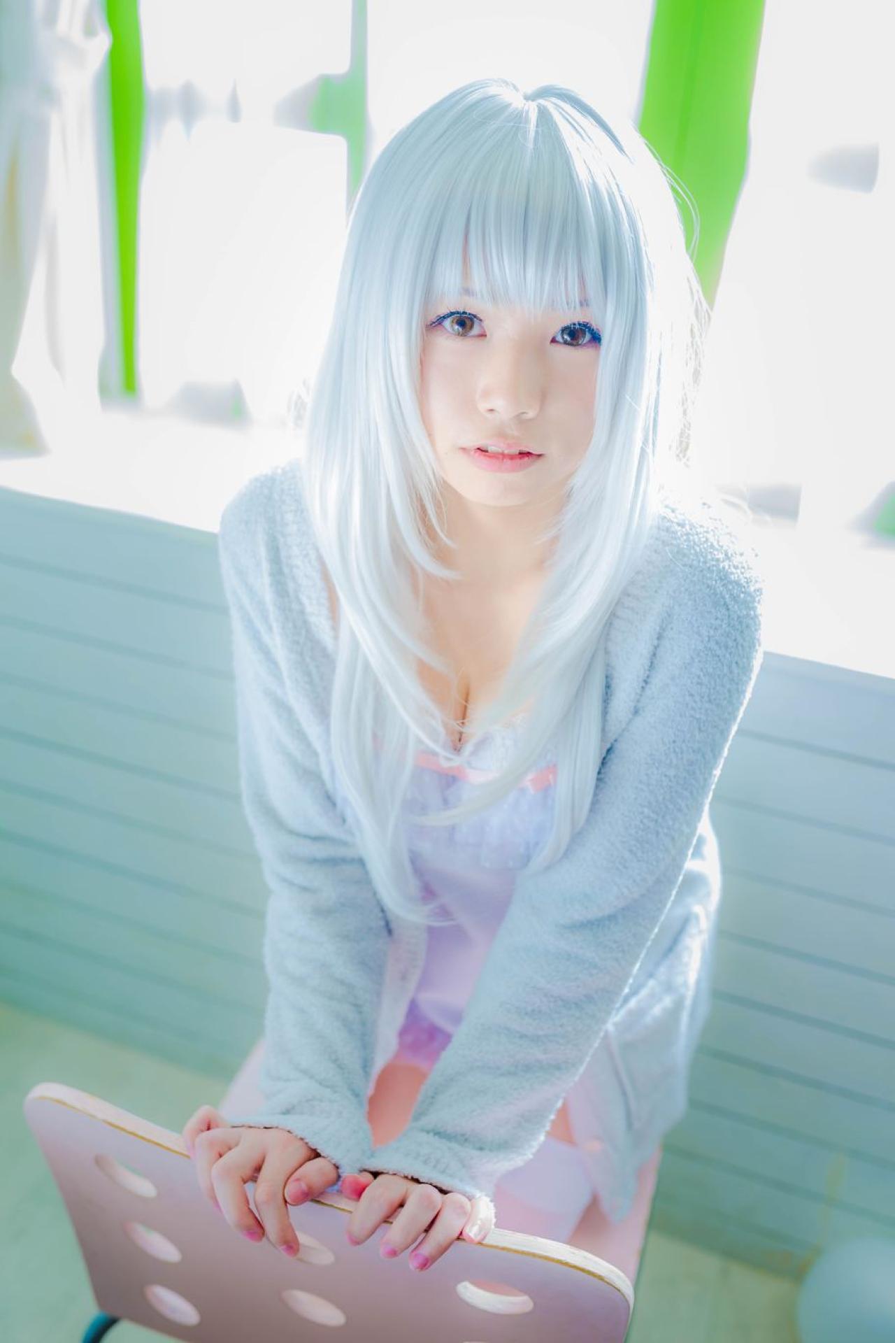 窗台前，yui双手撑在椅背上