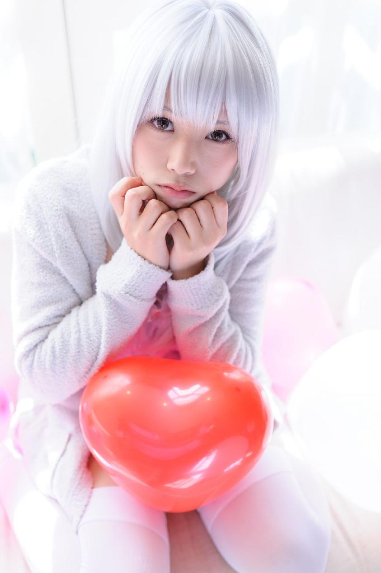 红色桃心气球放在膝盖上，yui双手捧着脸撅嘴卖萌