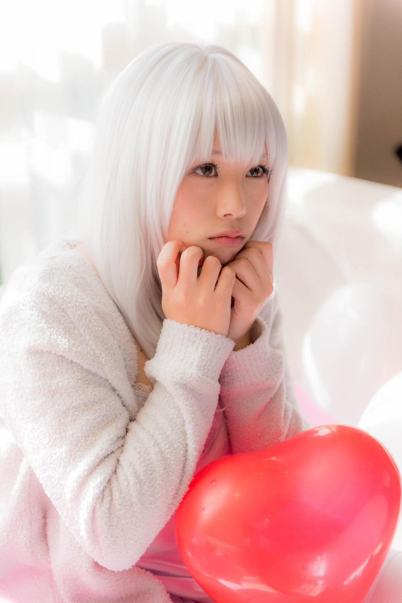 yui双手捧着下巴的微侧脸