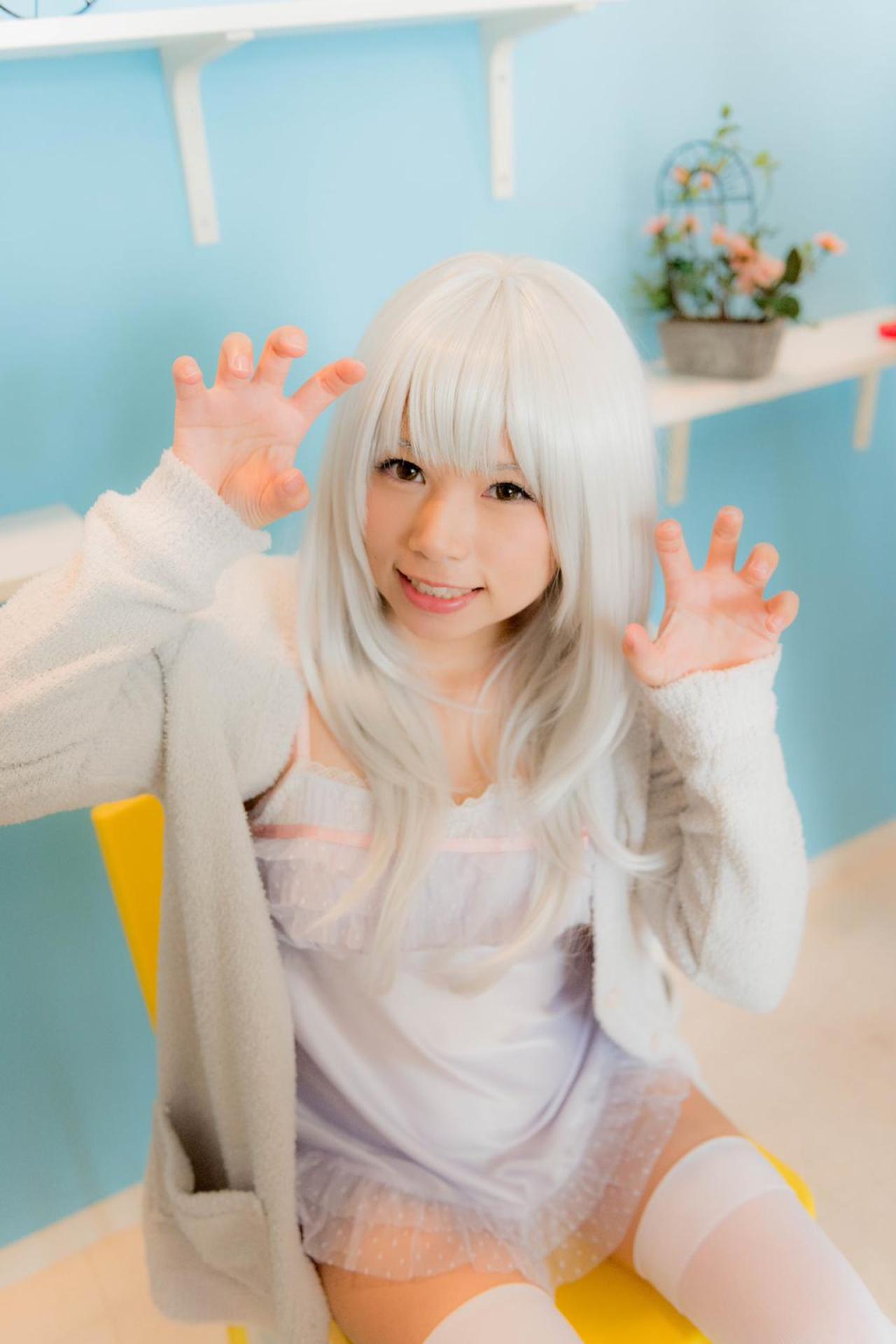 坐在黄色椅子上，yui伸出双手作猫爪扮小猫卖萌