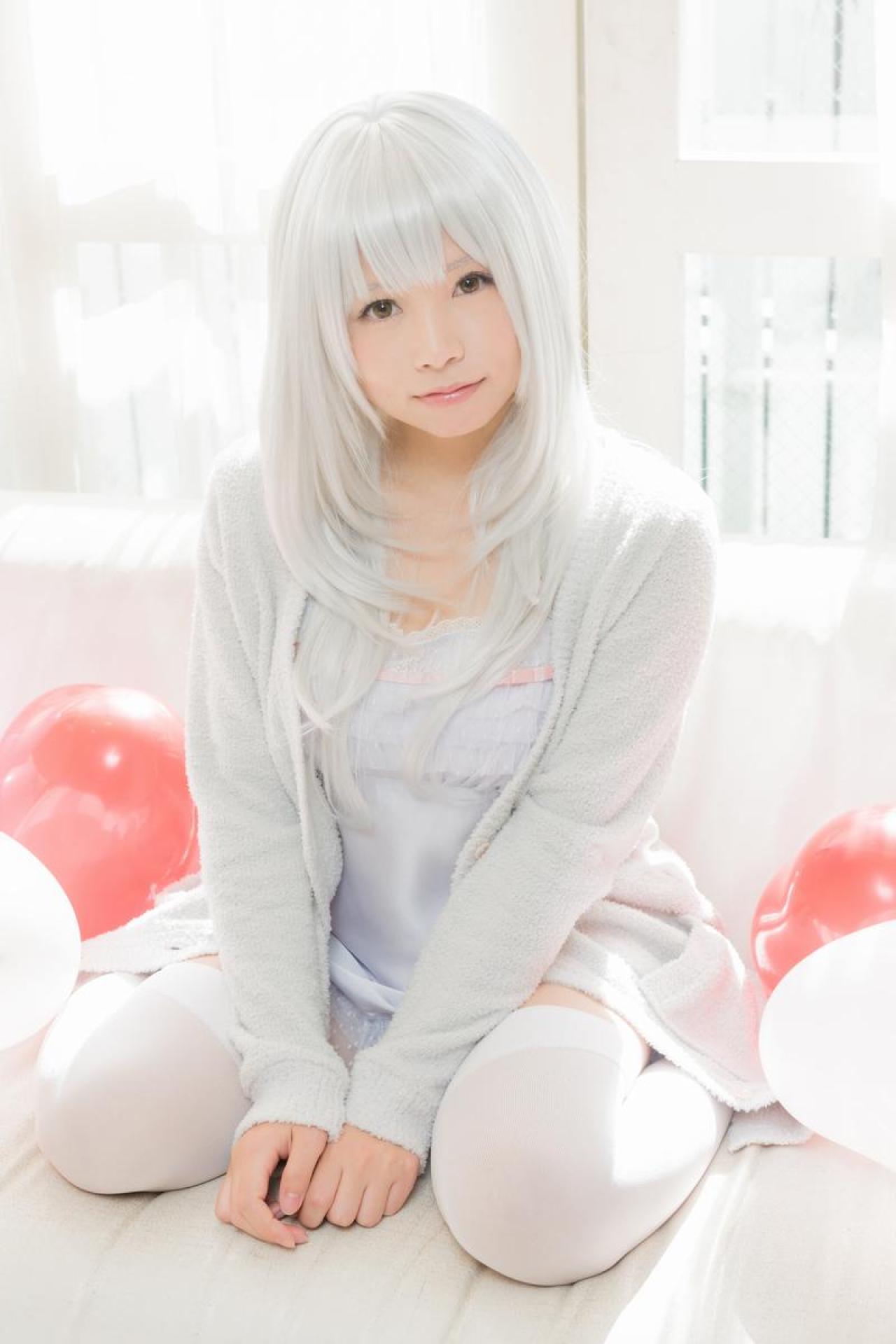 窗台前，yui跪坐在沙发上