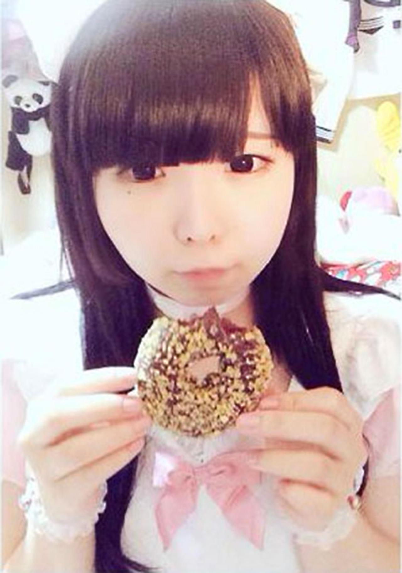 八宵うさぎ双手捧着面包圈