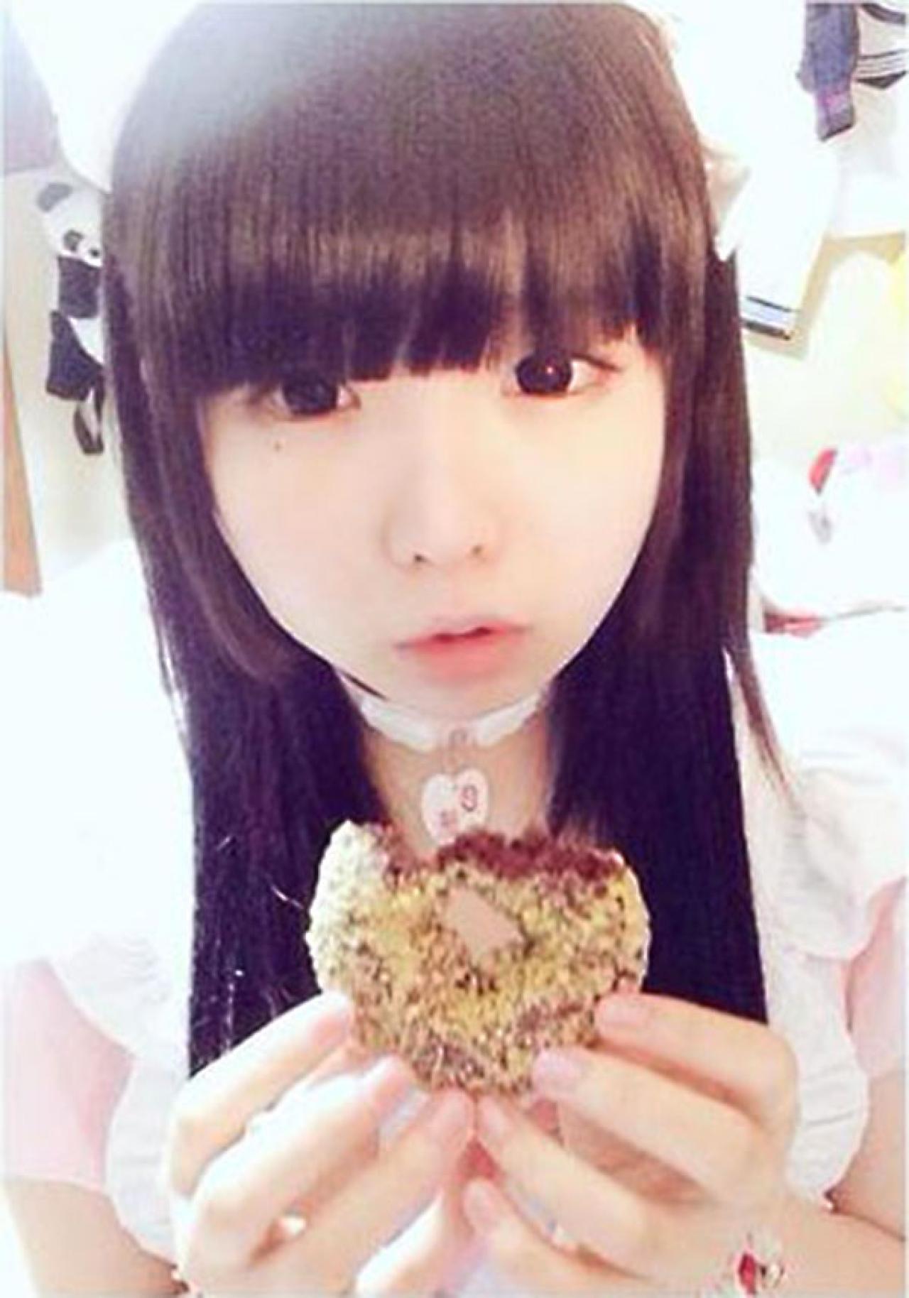 八宵うさぎ双手捧着面包圈