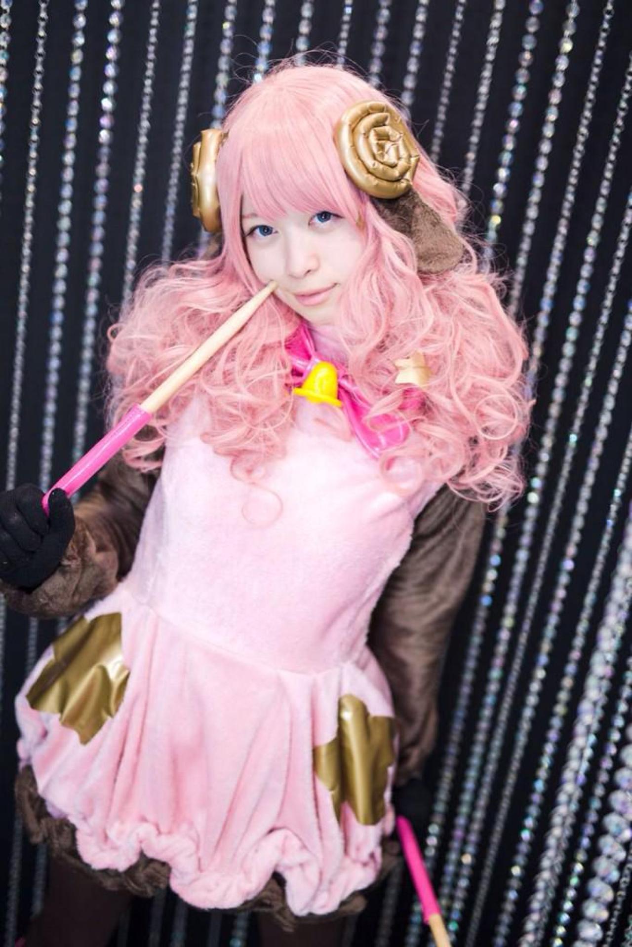 小鞠こまち双手拿着鼓槌